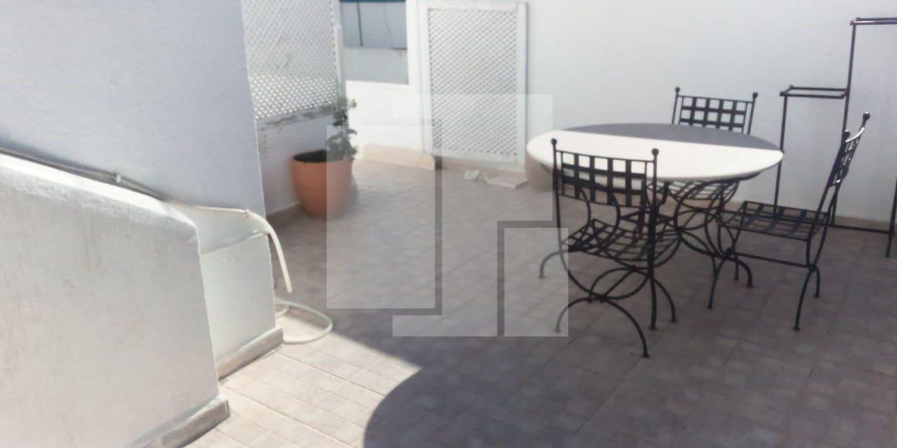 Etage de villa avec une terrasse et un studio, La Marsa
