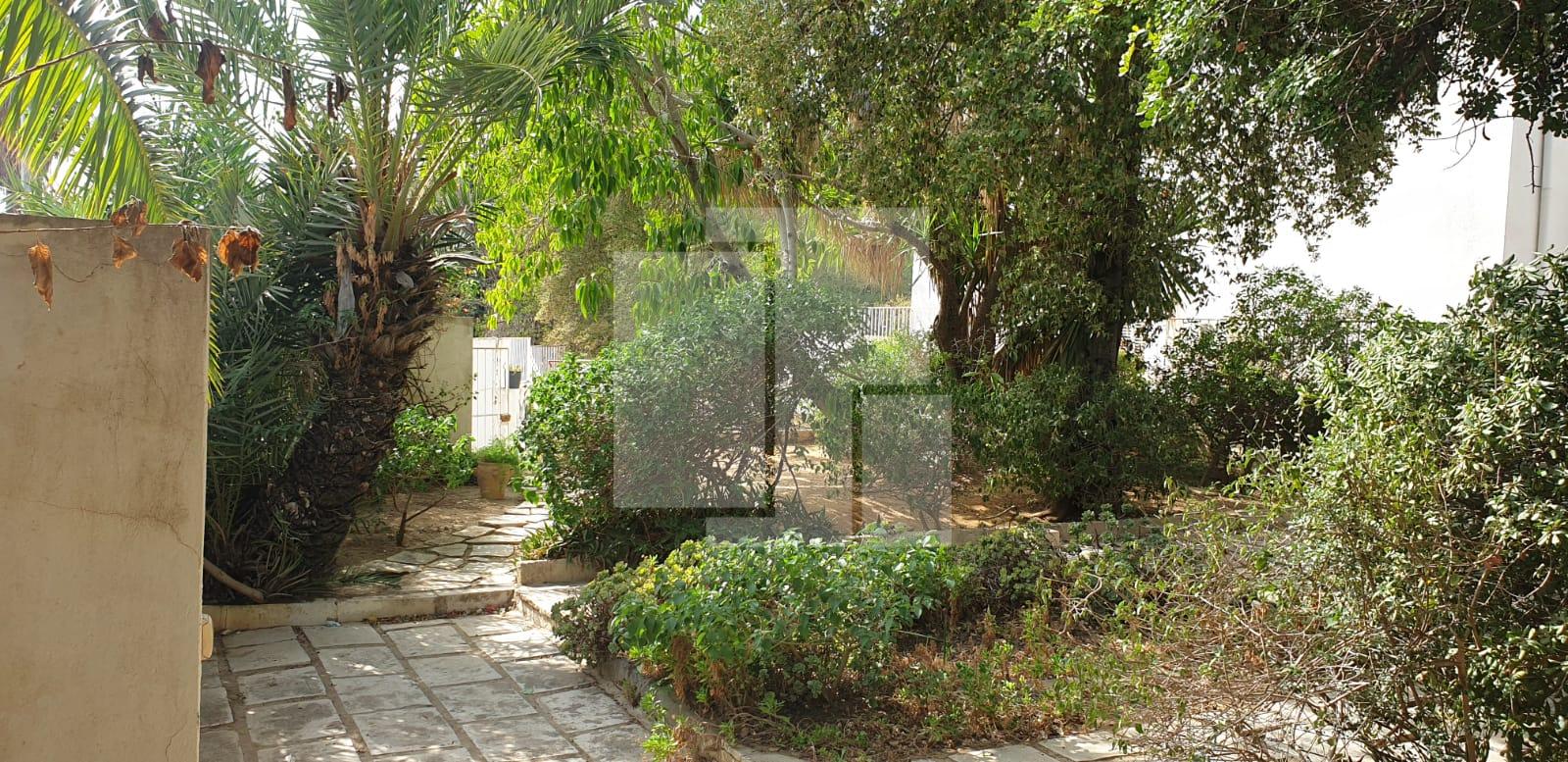 Villa à retaper de 800m² sur un terrain de 1705m², El Menzah 1