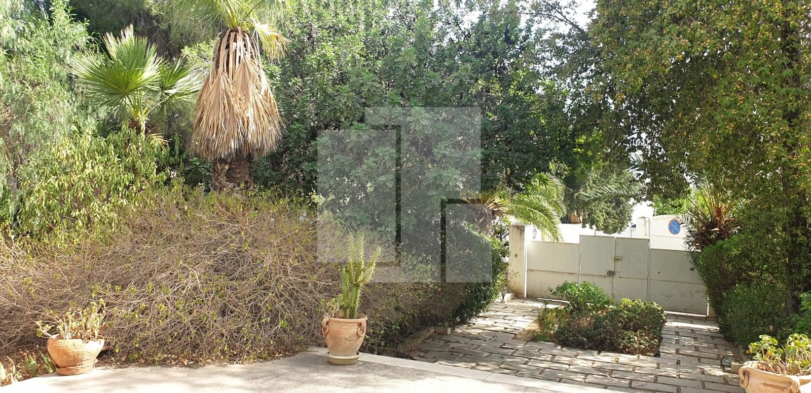 Villa à retaper de 800m² sur un terrain de 1705m², El Menzah 1