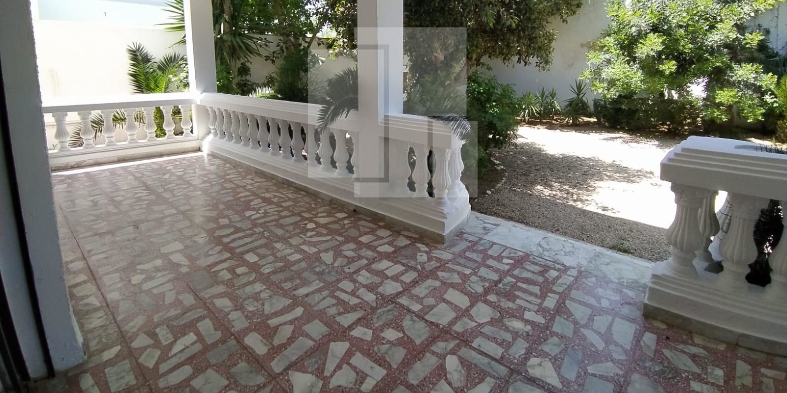 Jolie villa S+4, Carthage Dermech