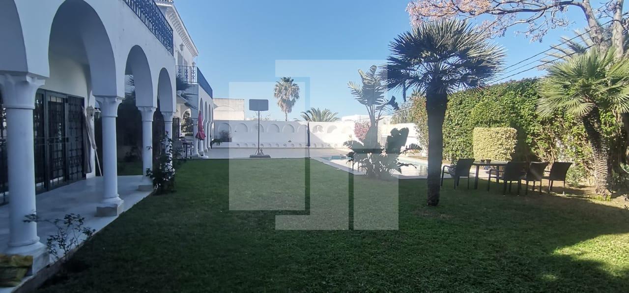 Villa S+5 avec piscine et jardin, Gammarth supérieur Villa S+5 avec piscine et jardin, Gammarth supérieur