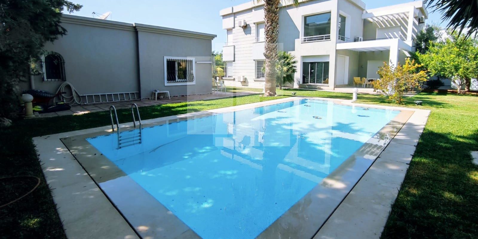 Villa S+4 de haut standing avec piscine et jardin, Chotrana 2 Villa S+4 de haut standing avec piscine et jardin, Chotrana 2