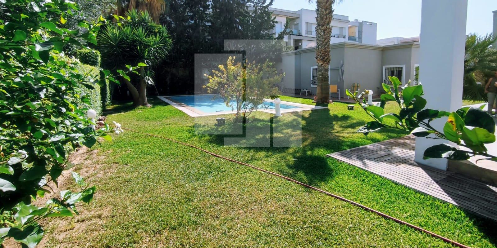 Villa S+4 de haut standing avec piscine et jardin, Chotrana 2