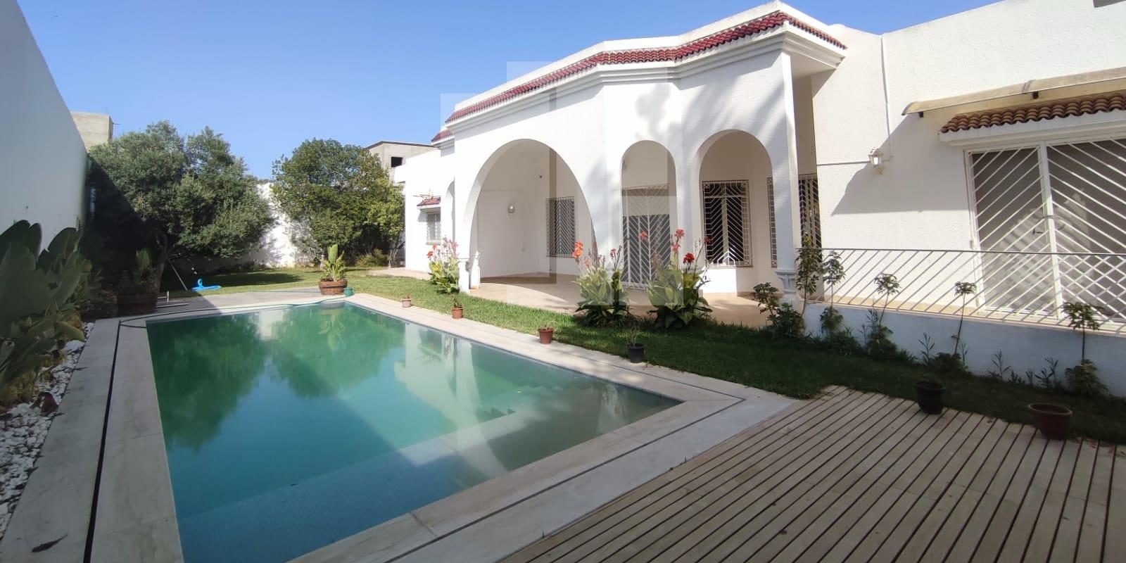 Villa de plain-pied S+4 avec piscine, La Soukra