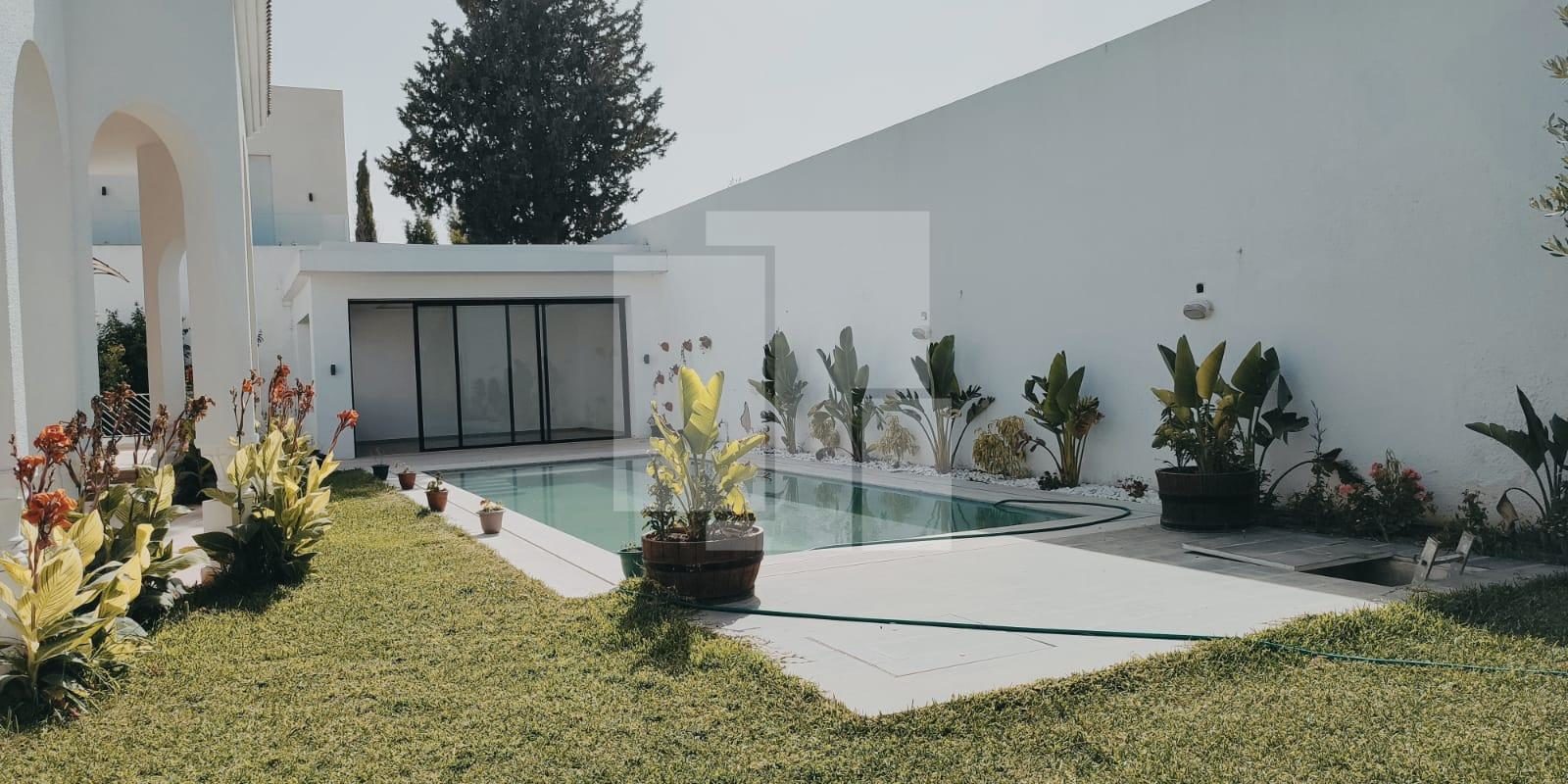 Villa de plain-pied avec piscine, La Soukra