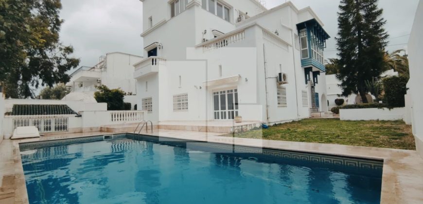 Villa S+5 avec piscine et vue sur mer,Carthage Dermech