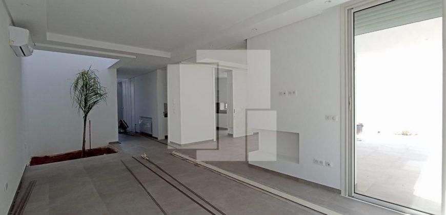 Villa S+4 neuve avec piscine, Gammarth