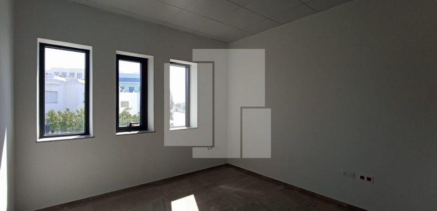 Bureau neuf de 79 m² avec terrasse, Les Berges du lac 1