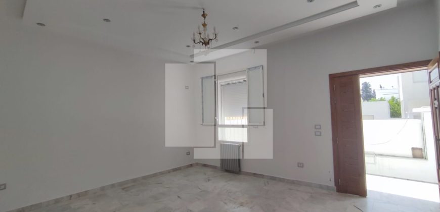 Rez-de-chaussée de villa S+3 rénové, Marsa Ville