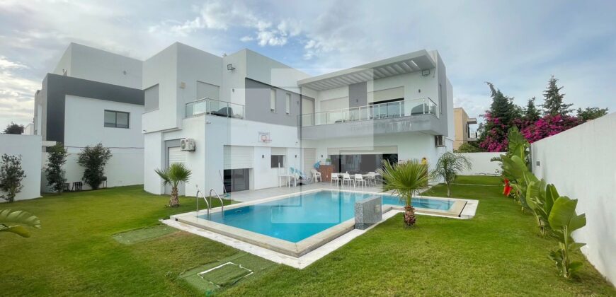 Villa S+4 moderne avec piscine, La Soukra