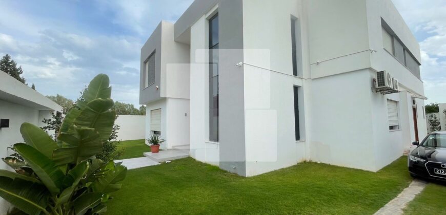 Villa S+4 moderne avec piscine, La Soukra