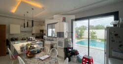 Villa S+4 moderne avec piscine, La Soukra