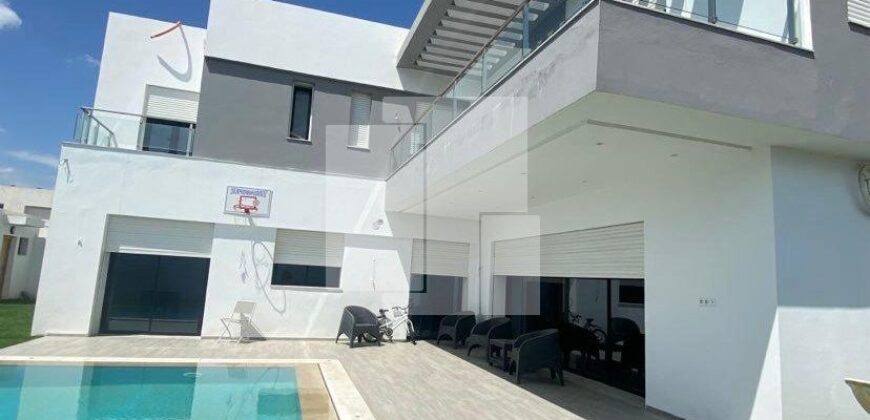 Villa S+4 moderne avec piscine, La Soukra