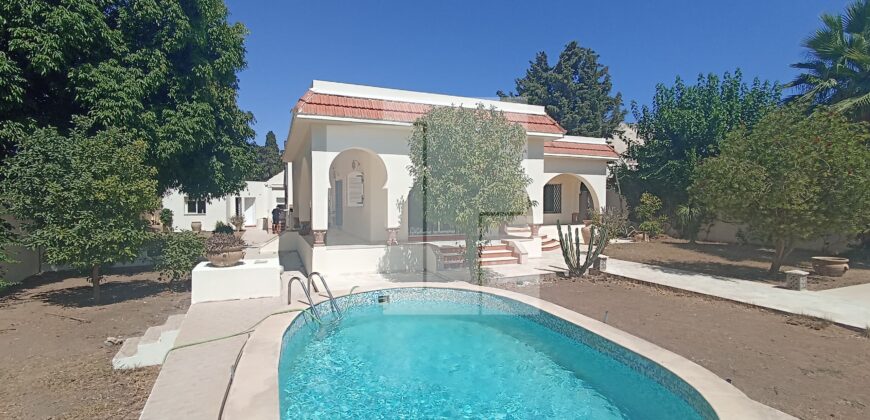 Villa S+3 de plein pied avec piscine,  Gammarth