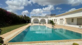 Villa de maître S+4 avec deux piscines, La Soukra