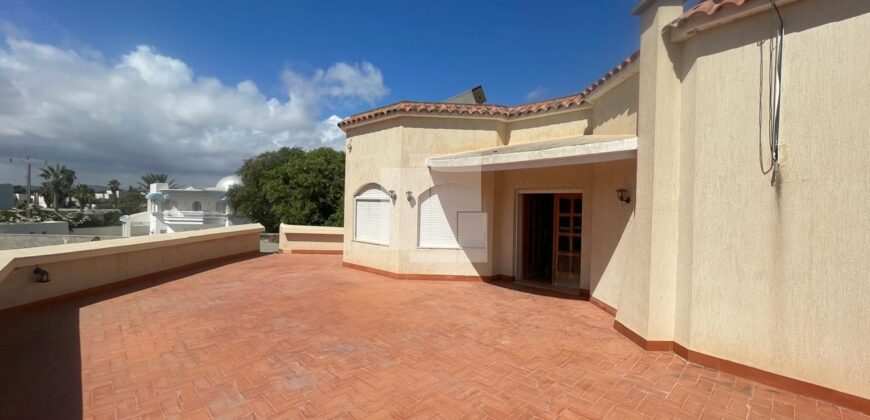 Villa S+5 avec jardin et  piscine, Chotrana