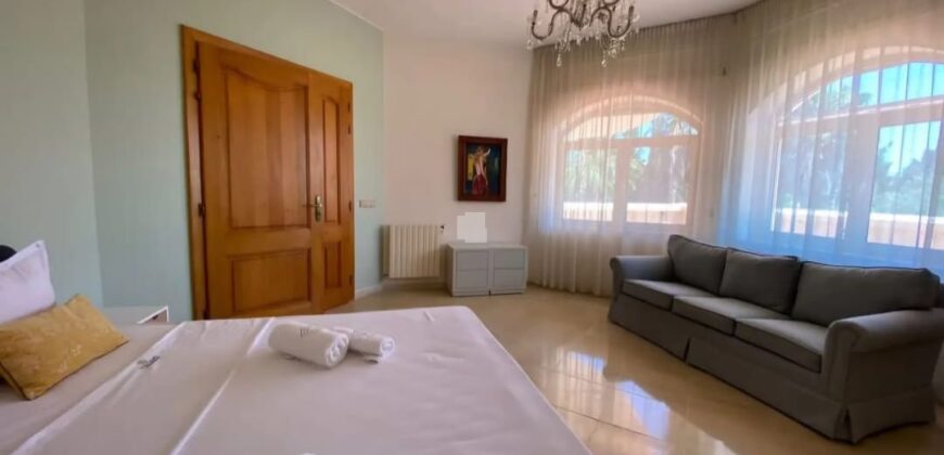 Villa S+5 avec jardin et  piscine, Chotrana