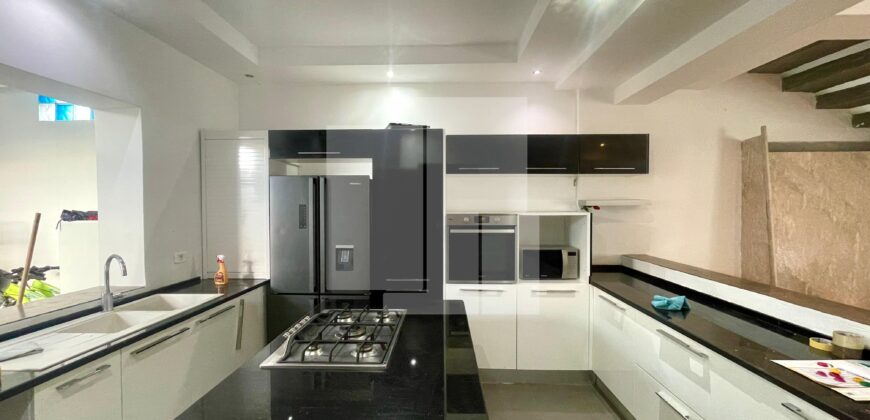 Villa S+5 avec piscine, Gammarth