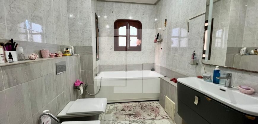 Villa S+8 avec piscine, Marsa Nassim