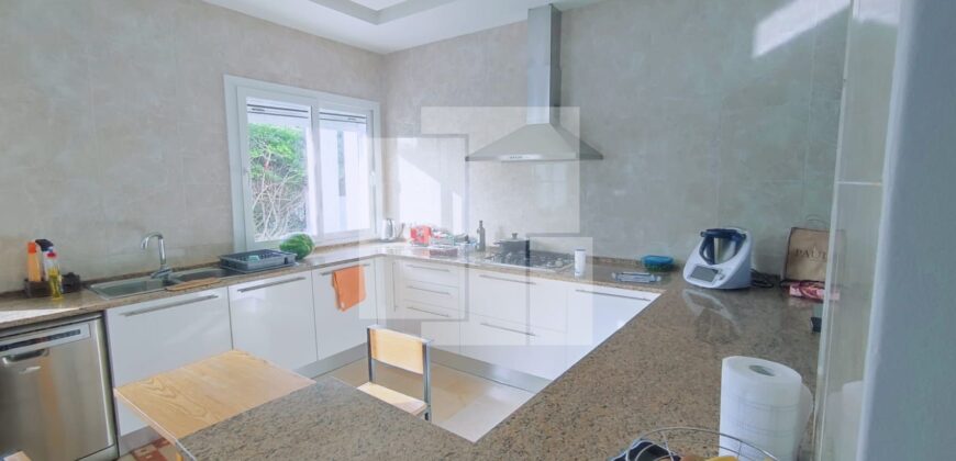 Villa S+4 avec jardin et piscine, Carthage