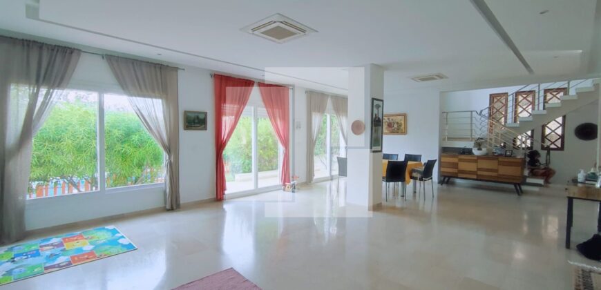 Villa S+4 avec jardin et piscine, Carthage