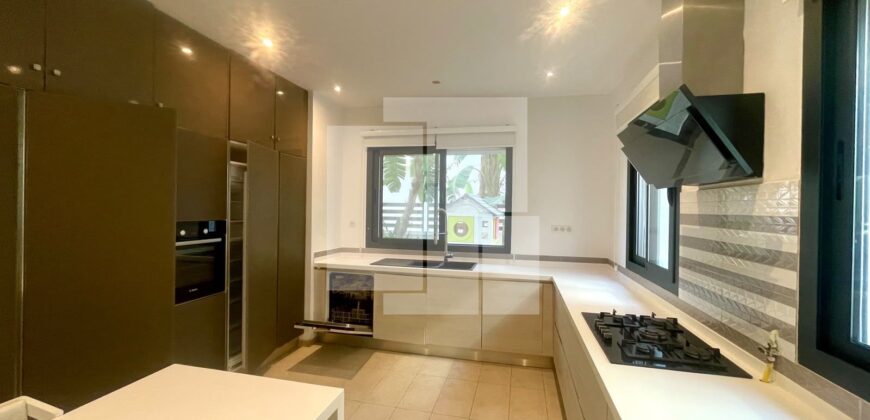 Villa S+3 avec piscine et vue sur mer, Gammarth