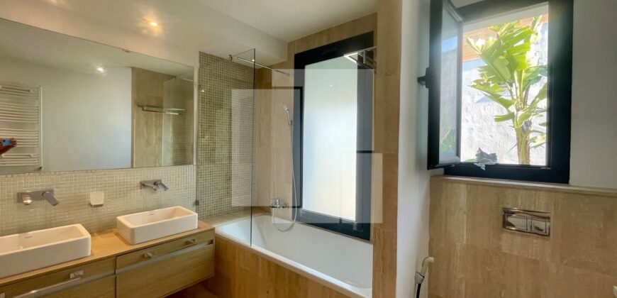 Villa S+3 avec piscine et vue sur mer, Gammarth