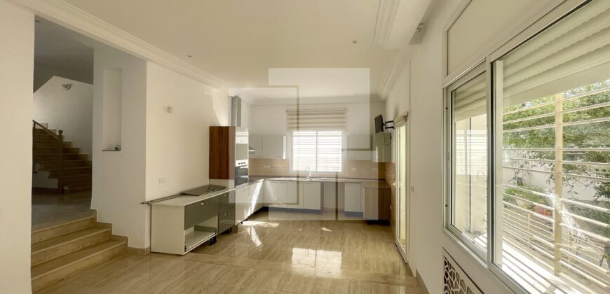 Villa S+3 vide avec jardin, Gammarth