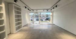 Local commercial sur la route principale, La Marsa