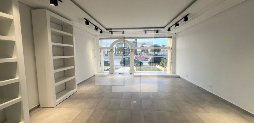 Local commercial sur la route principale, La Marsa