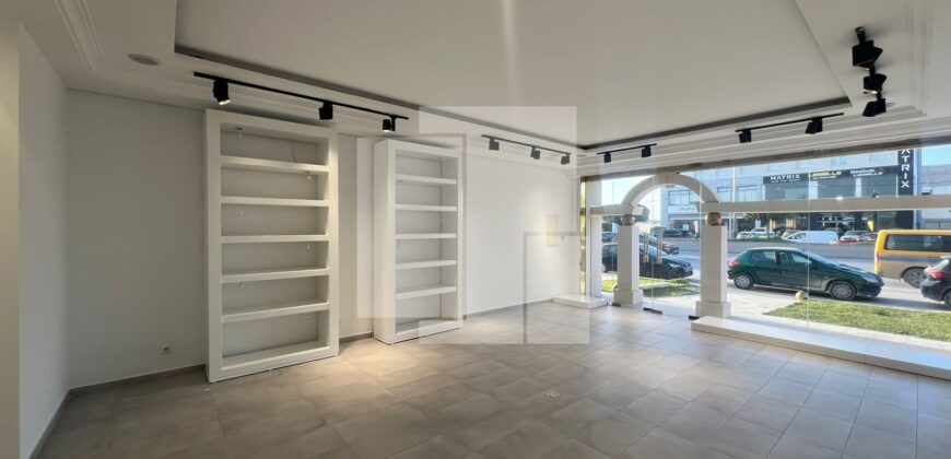 Local commercial sur la route principale, La Marsa