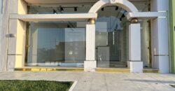 Local commercial sur la route principale, La Marsa