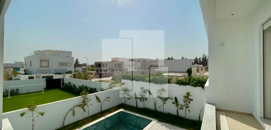 Villa S+5 avec picine, La Soukra