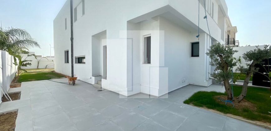 Villa S+5 avec picine, La Soukra
