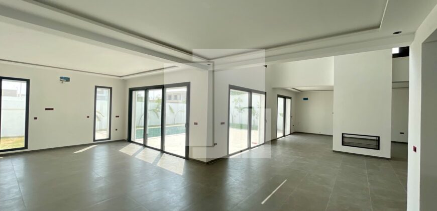 Villa S+5 avec picine, La Soukra
