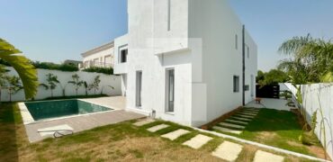 Villa S+5 avec picine, La Soukra