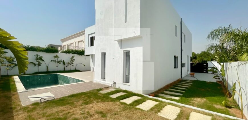 Villa S+5 avec picine, La Soukra