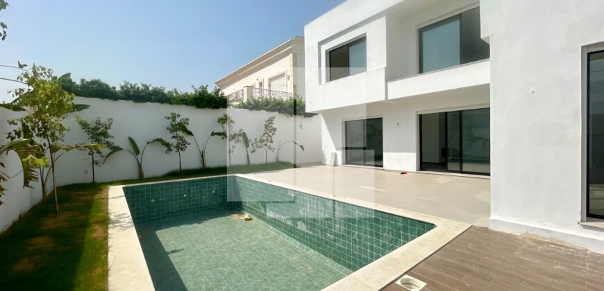 Villa S+5 avec picine, La Soukra