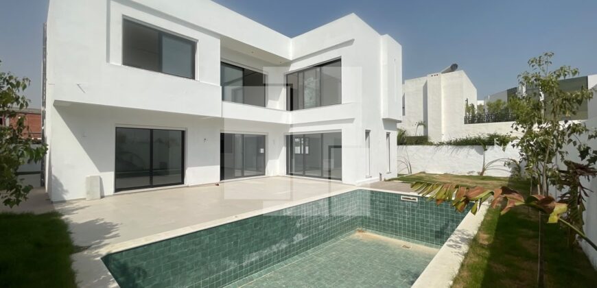 Villa S+5 avec picine, La Soukra
