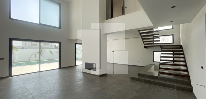 Villa S+5 avec picine, La Soukra