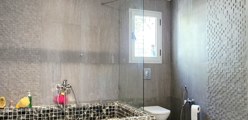 Villa S+4 moderne avec piscine, Gammarth